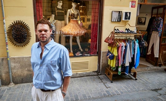 Carlos Segura, frente a su tienda de ropa.