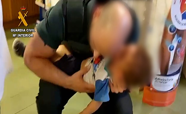 Uno de los agentes trata de reanimar al menor. 