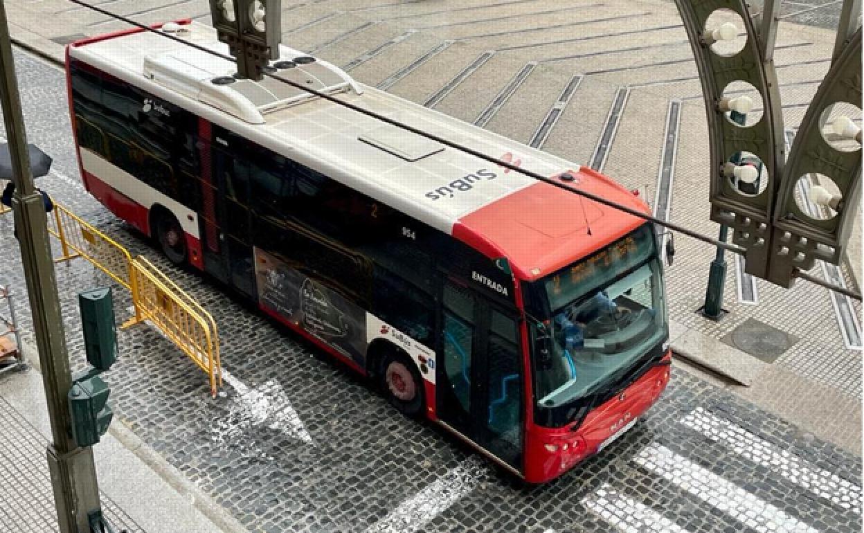 Uno de los vehículos que constituye la flota municipal de autobuses. 