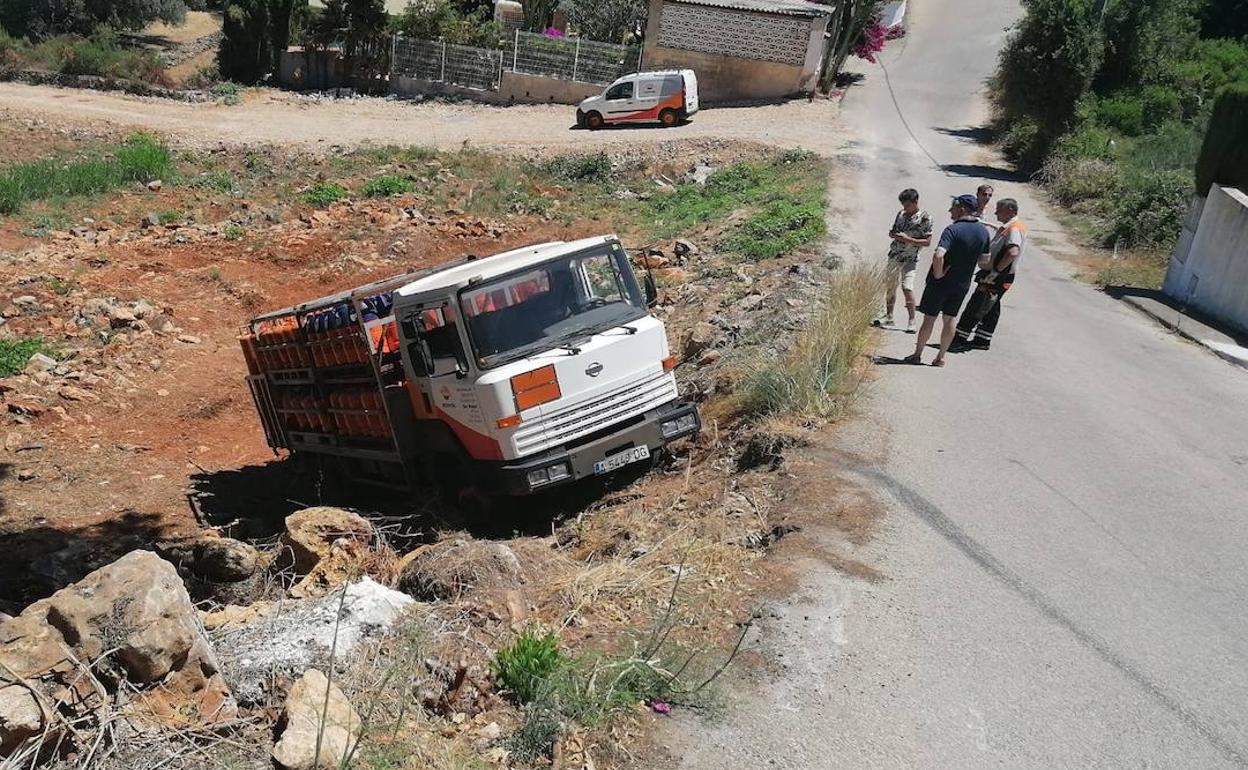 El camión de butano tras salirse de la carretera en la zona del Montgó. 