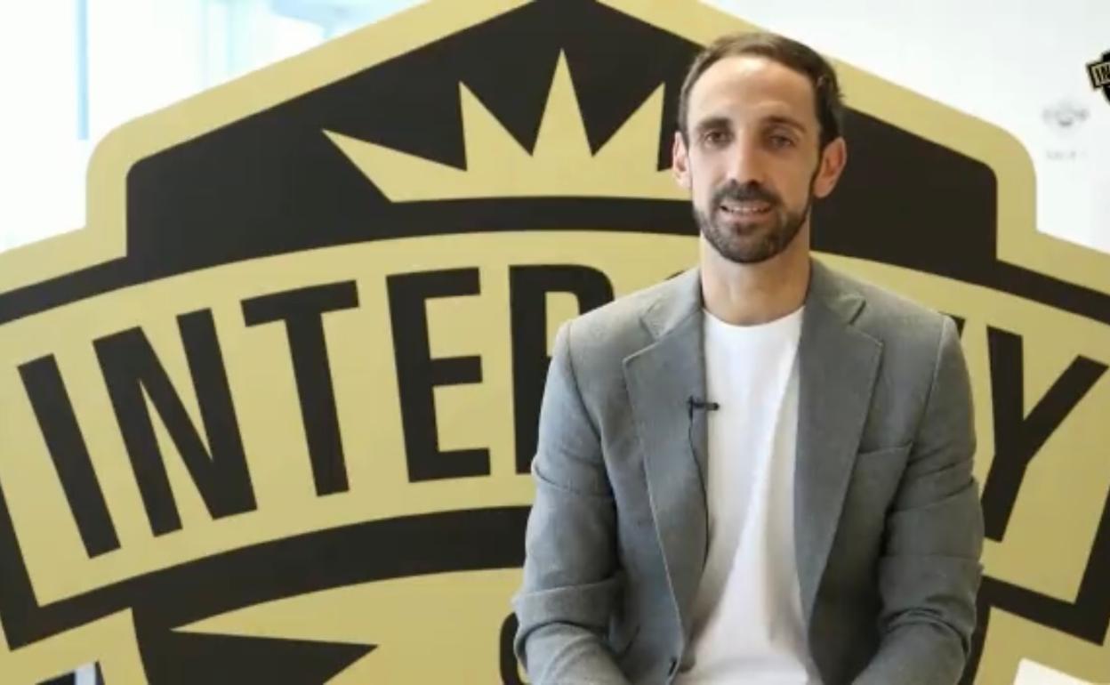 Juanfran Torres atiende a la web oficial del club tras hacerse oficial la noticia. 