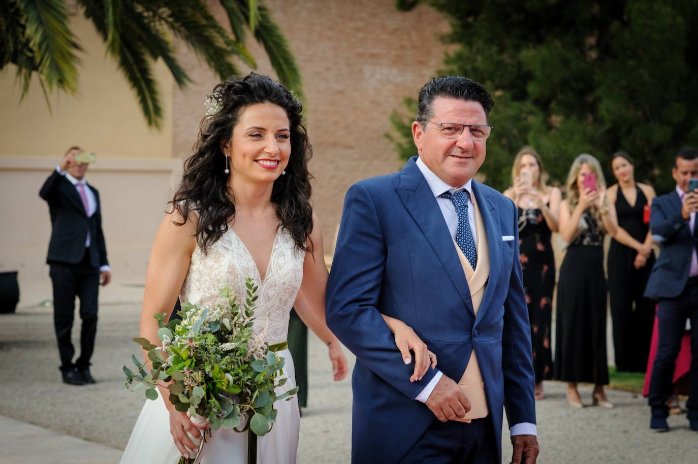 Ivana Andrés de la mano de su padre , Juan José Andrés, a la entrada a la ceremonia.