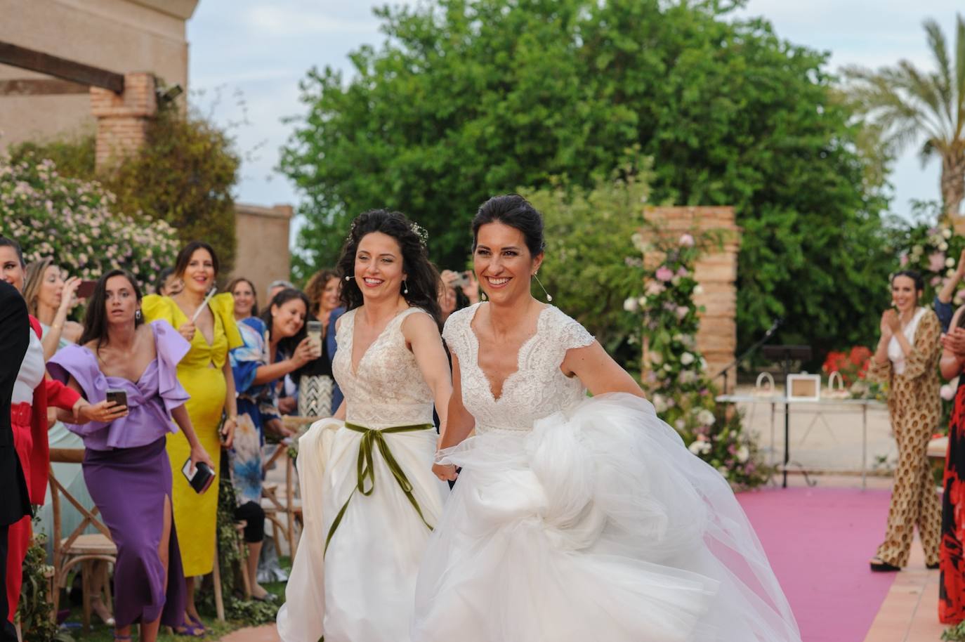 Ivana Andrés y Ana Moreno, tras la ceremonia que las convirtió en matrimonio.