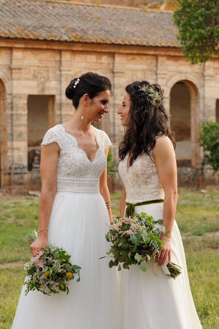 Las novias, Ivana Andrés con vestido de La Boheme y Ana Moreno con traje de Rosa Clará.