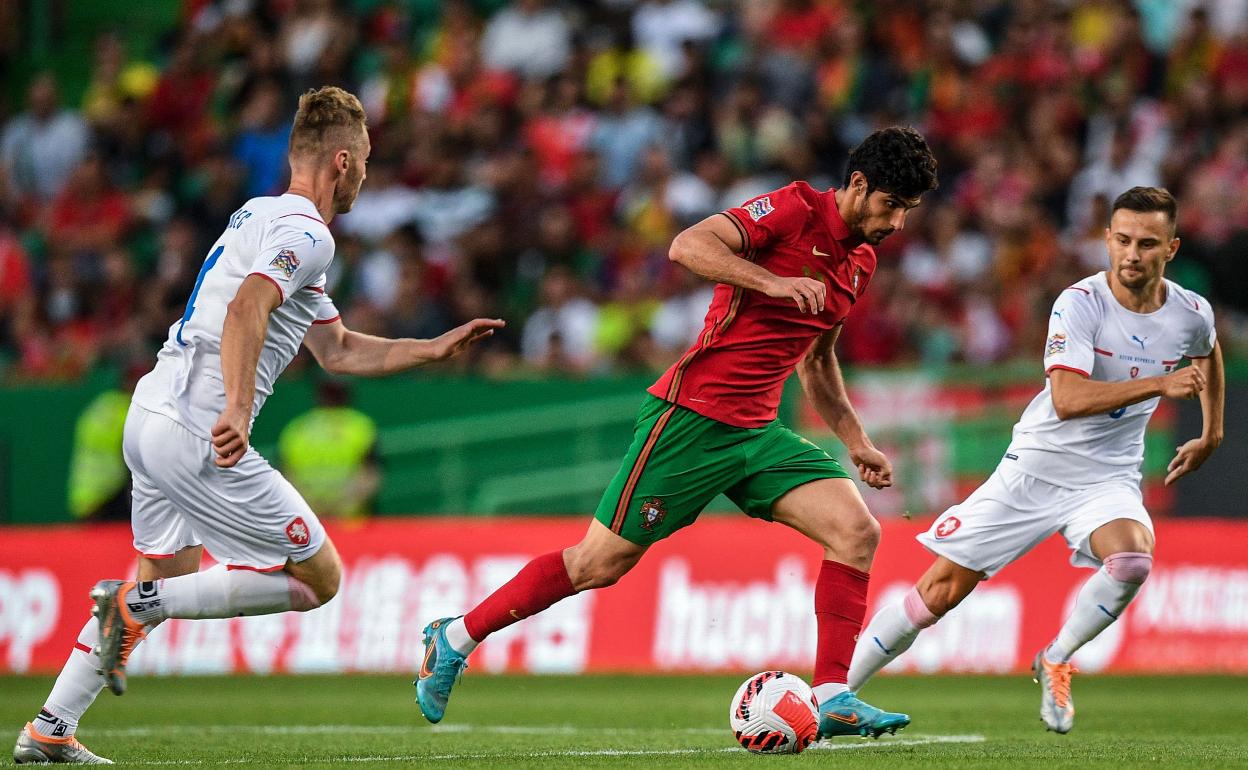 Guedes, con el balón, durante un encuentro de Nations League ante República Checa. 