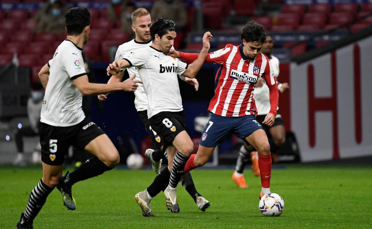 Carlos Soler persigue al rojiblanco Joao Felix en un partido en el Wanda. 