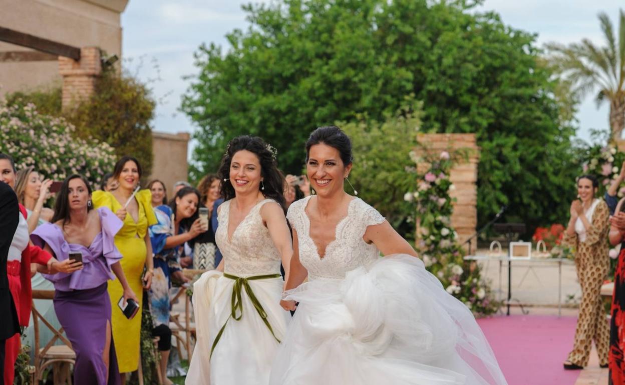 Ana Moreno e Ivana Andrés, tras la ceremonia celebrada en la Cartuja de Ara Christi de El Puig.