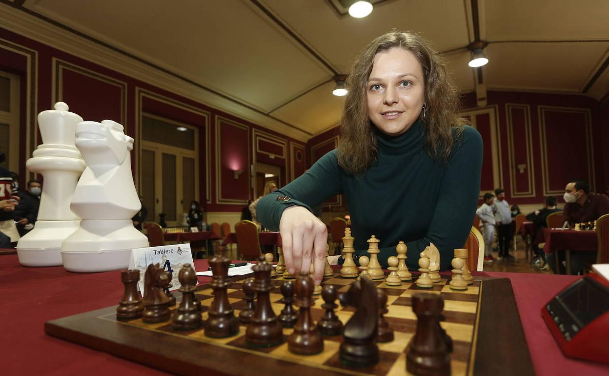 Anna Muzychuk, en el Casino de Solvay antes de la última jornada de la liga cántabra.