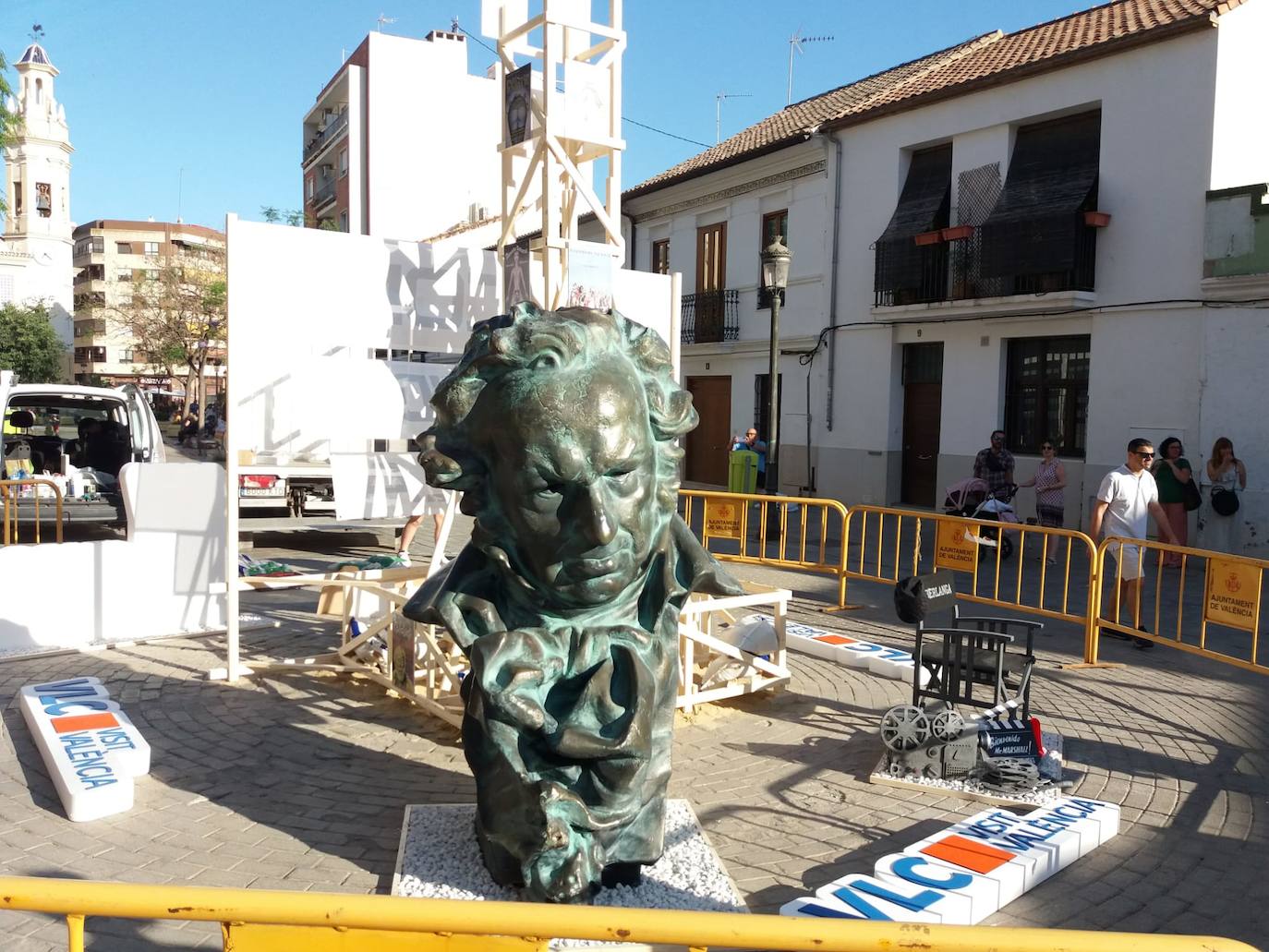 Lo de quemar el Año Berlanga lo dijo la propia comisionada de los actos por el homenaje por el centenario, Teresa Cebrián. Prenderle fuego será algo casi literal, porque la falla promovida por el Gremio de Artistas Falleros y firmada por el artista Jordi Palanca, no es más que eso, una recopilación de toda la cartelería y decoración realizada durante el año del centenario del ilustre cineasta, plantada en la plaza de Patraix. La celebración por Berlanga se acaba este fin de semana en Valencia, los actos por el centenario han llegado a su fin. Este viernes se plantó en Patraix el monumento dedicado al realizador valenciano para conmemorar el Año Berlanga. La comisionada de los actos dijo que como buenos valenicanos, es el mejor final de fiesta, quemar y prender fuego a todo el año. En la noche de sábado, con bandas de música interpretando pasodobles, se quemará el Año Berlanga.