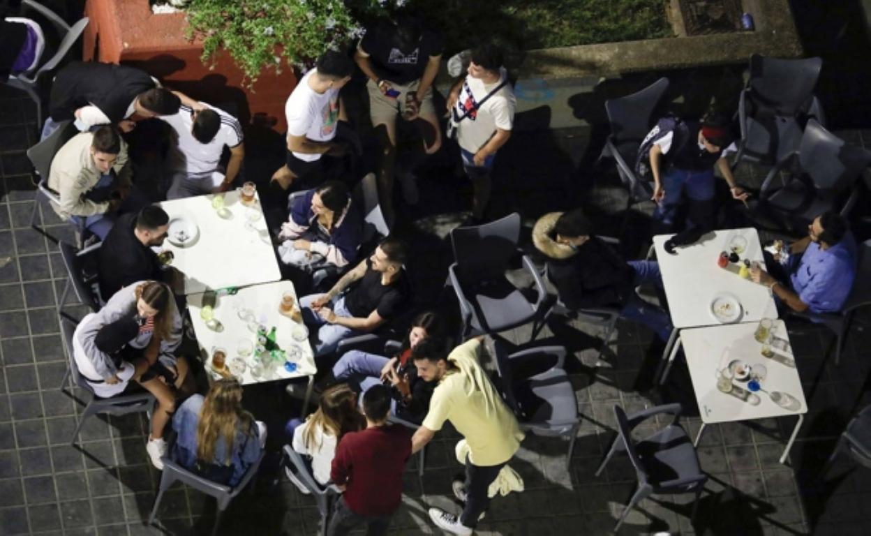 Terraza de un bar en la plaza Honduras de Valencia. irene marsilla