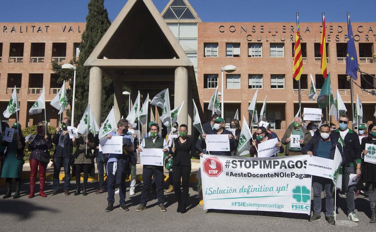 Concentración de docentes en la conselleria en protesta por los impagos, el pasado febrero. 