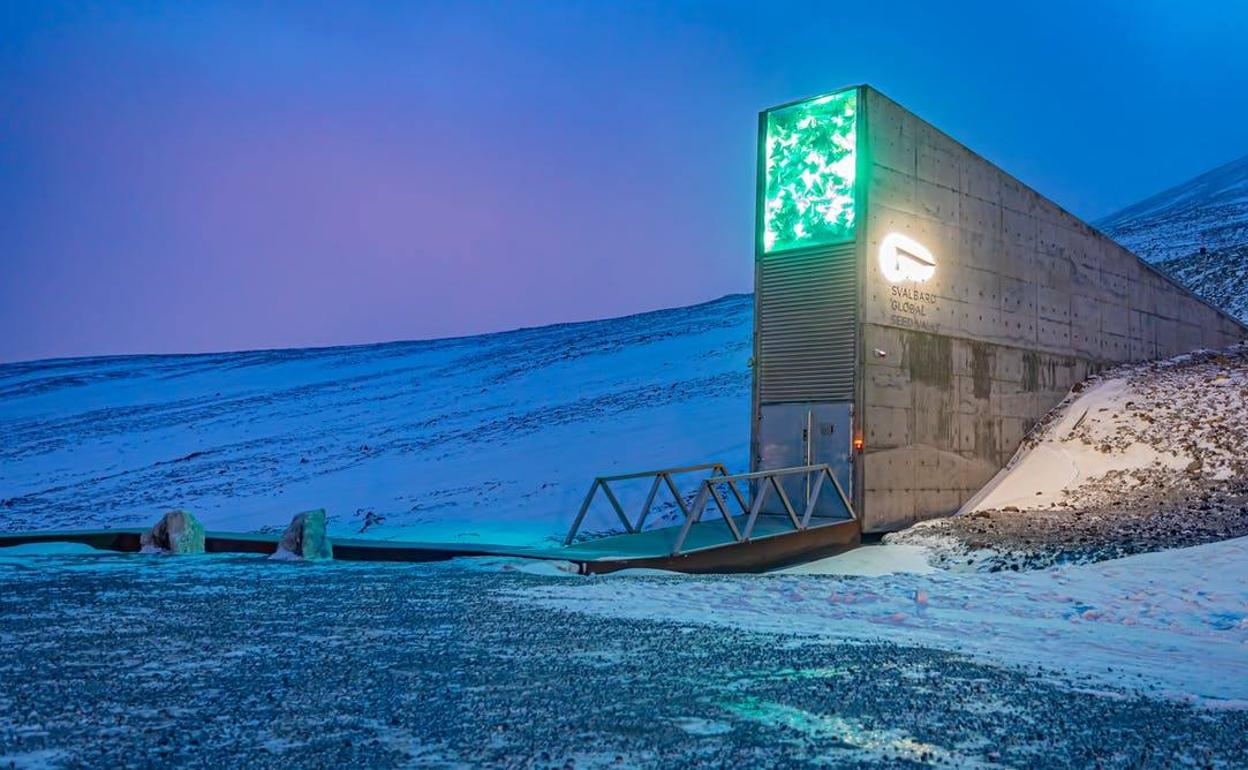 El Banco Mundial de Semillas de Svalbard es un almacén subterráneo situado en la isla de Spitsbergen, en el archipiélago noruego de Svalbard. 