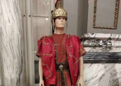 Imagen secundaria 1 - Trajes listos para el transporte, un romano y el traje del rey de Saba. 
