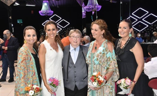 Enrique Marzal, rodeado de falleras mayores de Valencia. 