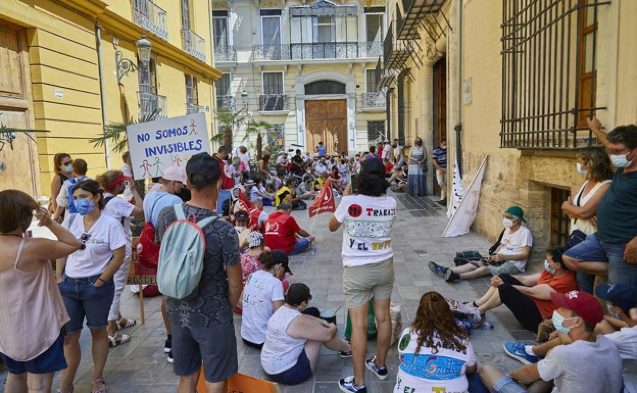 La protesta de Aprosdeco, celebrada el pasado verano, ante la conselleria de Mónica Oltra. 