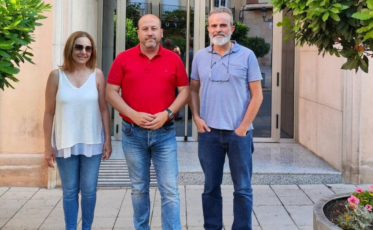 Vicente Valls, en el centro, portavoz del partido, junto a la concejala Mercedes Poveda y a Juan Puchau. 