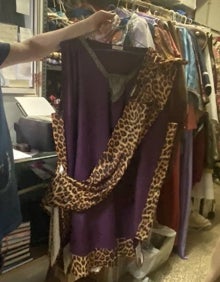 Imagen secundaria 2 - Enrique Marzal con trajes como el de un Rey Mago o el de Sansón. 