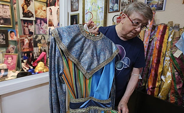 Imagen principal - Enrique Marzal con trajes como el de un Rey Mago o el de Sansón. 