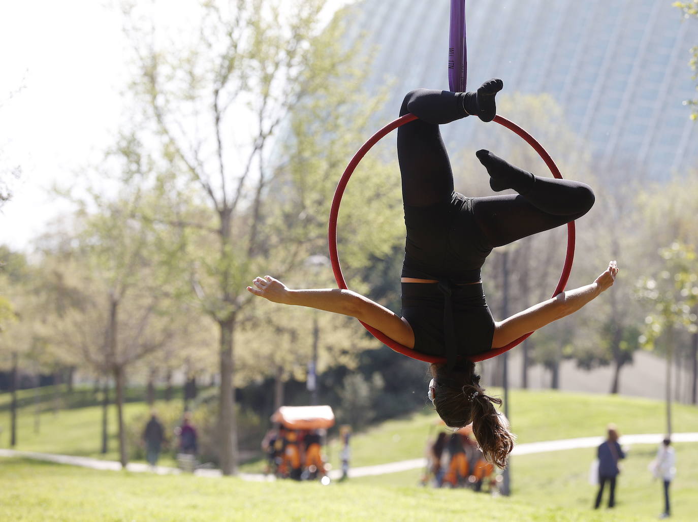 Las acrobacias con telas son una de las prácticas más vistosas de las que se pueden ver a lo largo del Jardín del Turia 