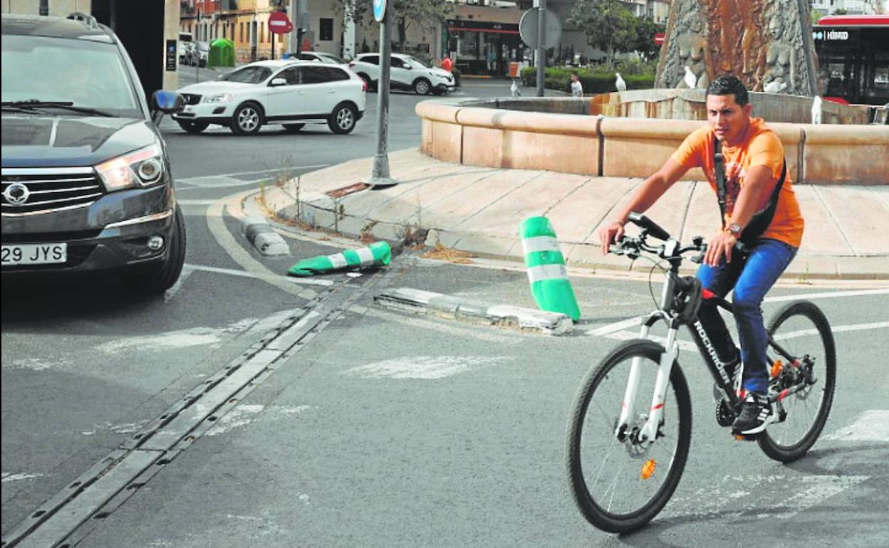 Un ciclista, este martes por el carril bici de la avenida de la Constitución.