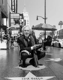 Imagen secundaria 2 - Arriba, la maquilladora valenciana Ana Lozano caracteriza a Manu Badenes como Berlanga. Abajo a la izquierda, la participación del autor de 'Plácido en Hollywood' a través de una videollamada. Abajo a la dereche, el falso Berlanga inaugura la ficticia o simbólica estrella de la fama. 