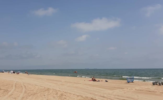 Playa de El Perellonet, ayer, sin bañistas en el agua. 