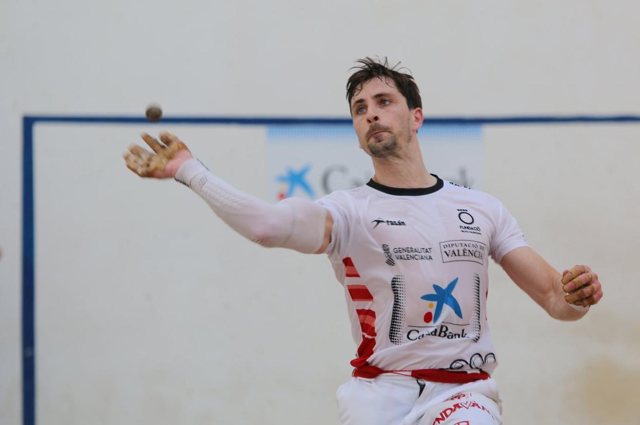 Puchol II se dispone a golpear ayer de volea. Funpival
