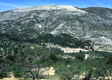 Imagen secundaria 1 - Rutas senderistas por la Comunitat | Por la cresta de uno de los picos más bellos de la Comunitat: Serrella y Mallá del Llop