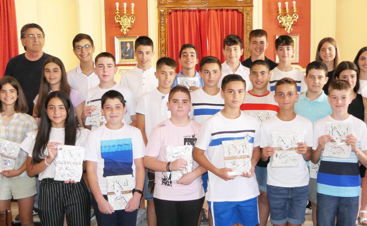 Los menores en el salón de plenos. 