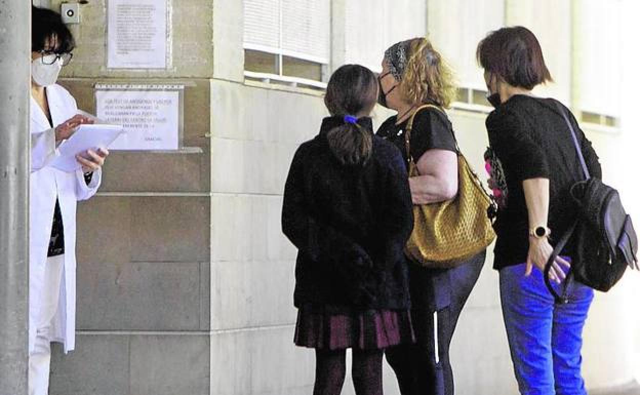 Pacientes a las puertas de un centro de salud.