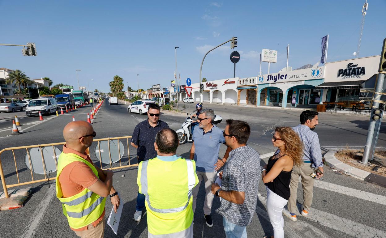 Técnicos municipales durante una de las visitas realizadas a la obra