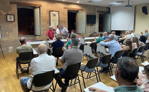 Imagen principal - Celebración de la asamblea, Carles Genís y Pep Martorell, su predecesor. 