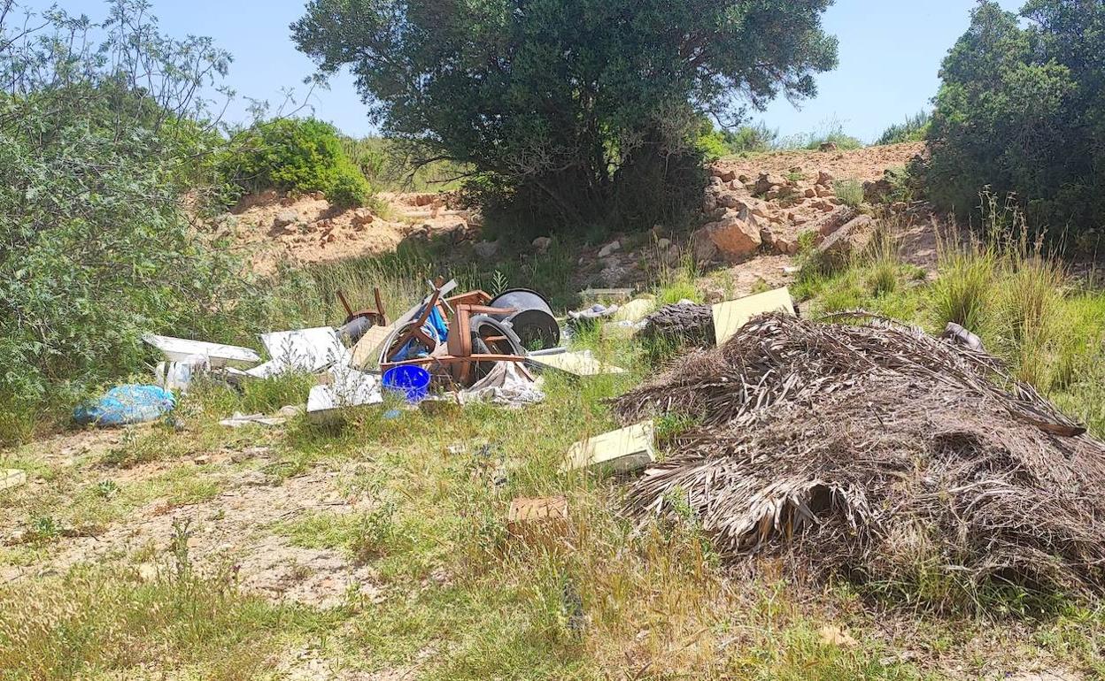 Alertan del peligro de incendios por decenas de vertidos ilegales en Mas del Gils de Torrent
