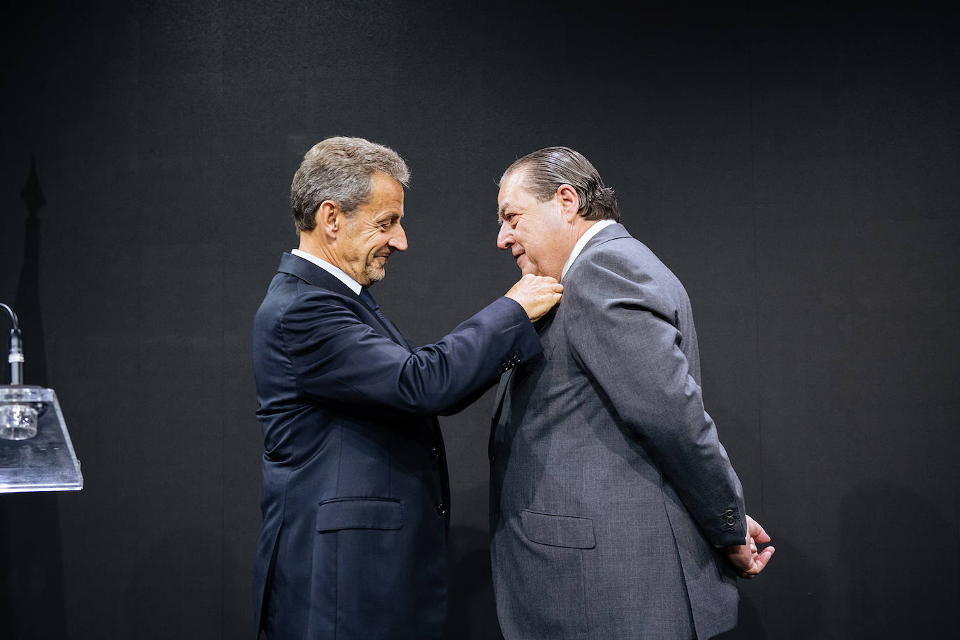 Momento en el que Nicolas Sarkozy impone la medalla de la Legión de Honor a Vicente Boluda.