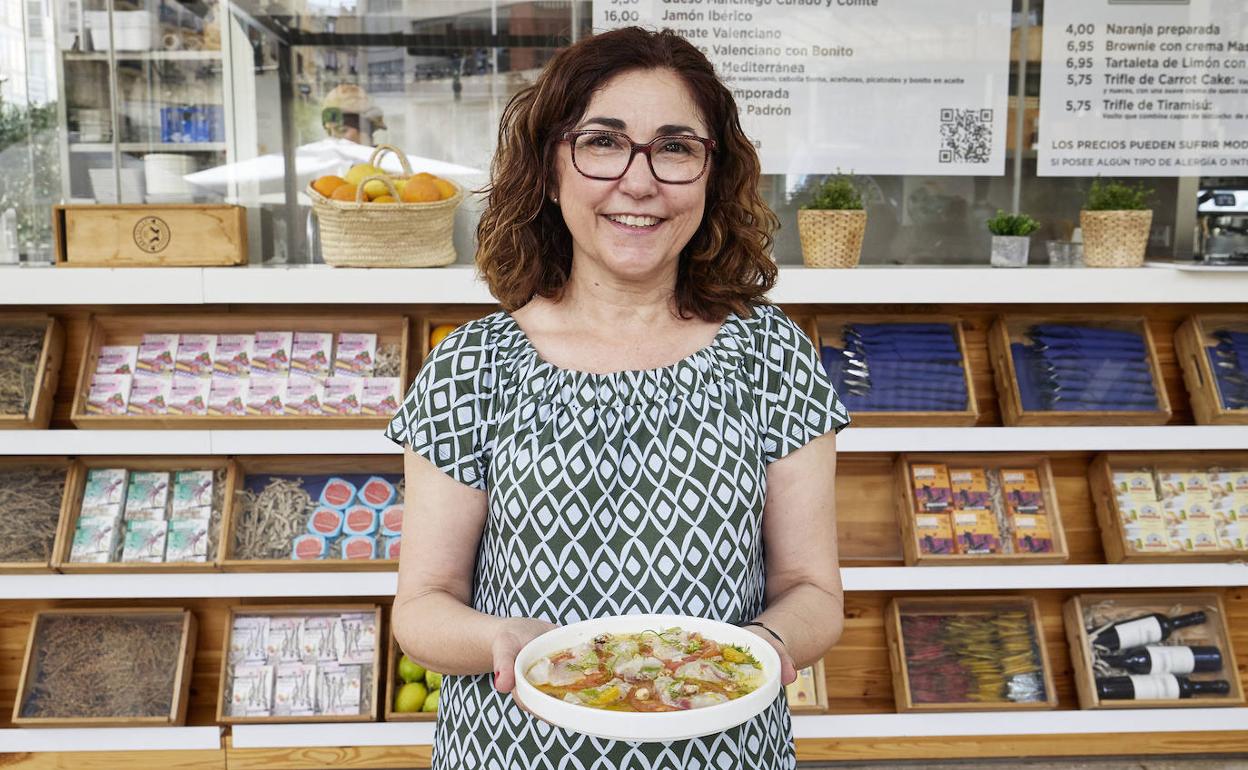 Anabel Navas, de Mi Cub, con el 'Plato del buen rollo' que estará este verano en la carta del local.