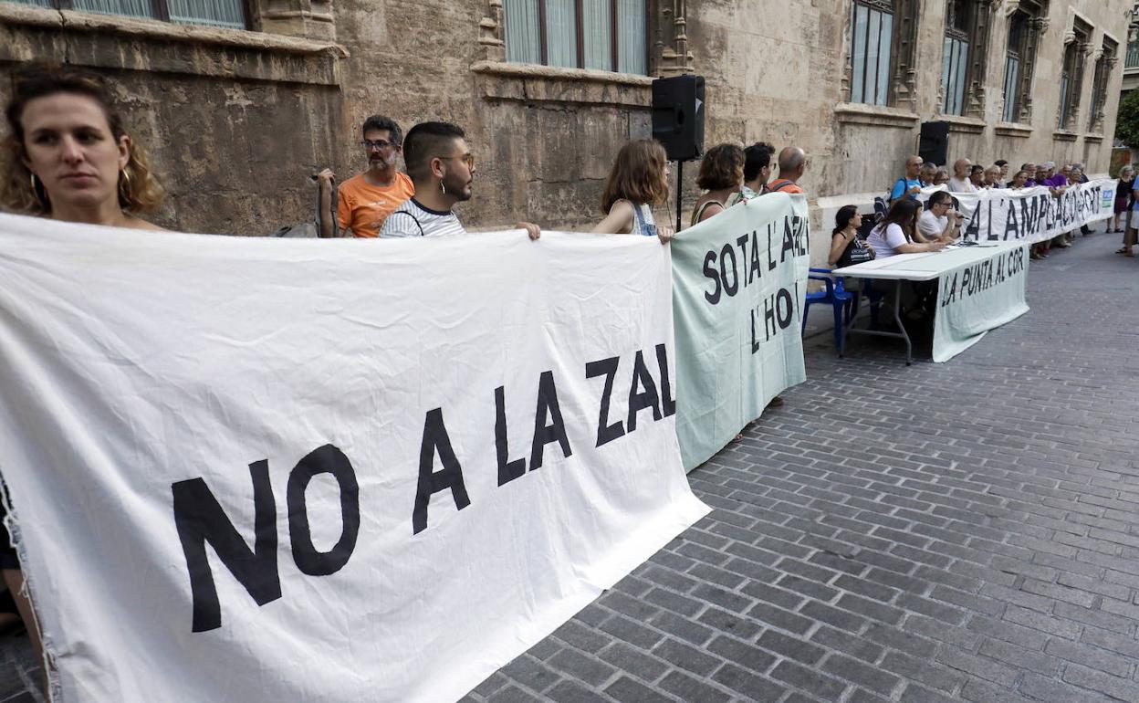 Protesta vecinal contra la ZAL, este jueves en Valencia.