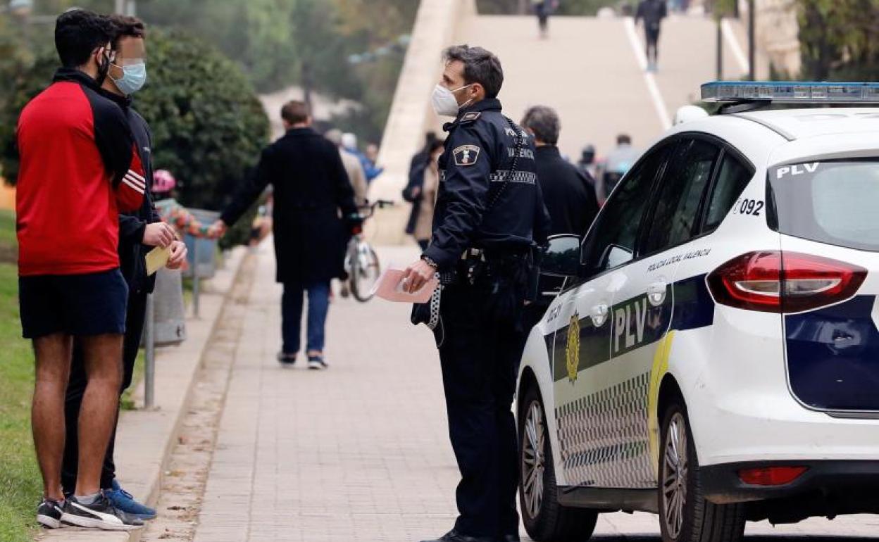 Un agente de Policía Local en el Jardín del Turia. 