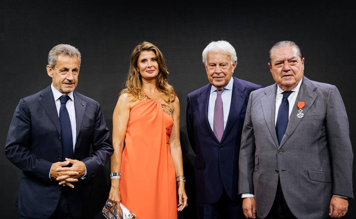 Nicolas Sarkozy, Esther Pastor, Felipe González y Vicente Boluda, tras recibir la medalla de Caballero de la Legión de Honor francesa.