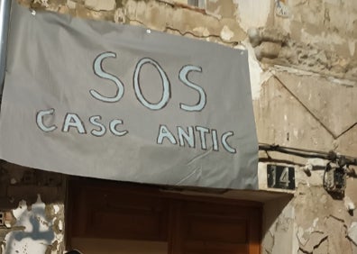 Imagen secundaria 1 - Desperfectos y pancartas son parte del paisaje urbano del casco antiguo de Cocentaina.