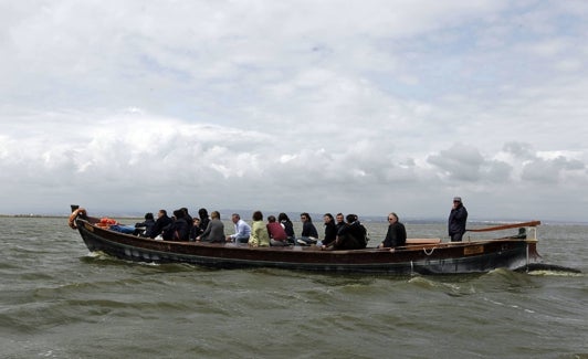 Turistas realizando una ruta en barca por la Albufera. 