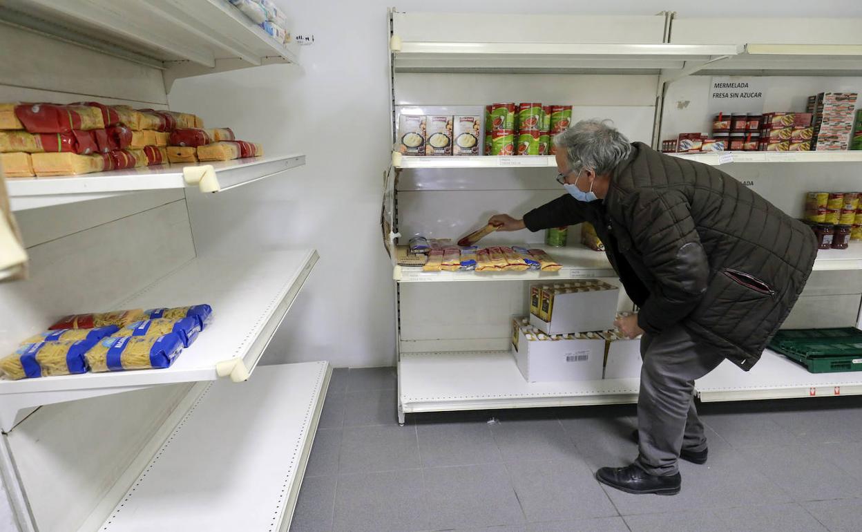 Un usuario en un economato de Cáritas. 