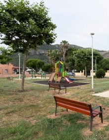 Imagen secundaria 2 - El alcalde de Gandia y otros ediles en una visita a Marxuquera y los parques donde se ha actuado. 