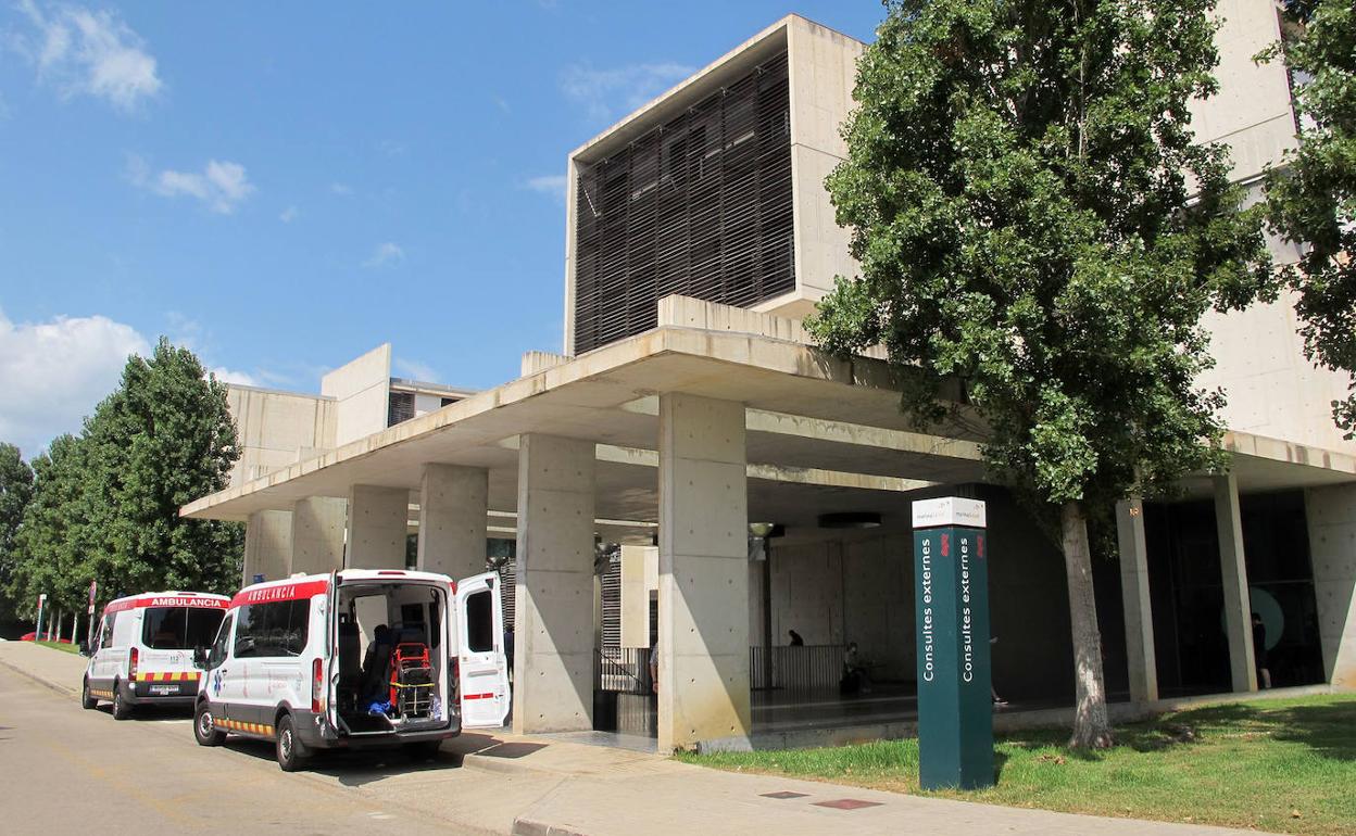 Ambulancias en la entrada del Hospital de Dénia. 