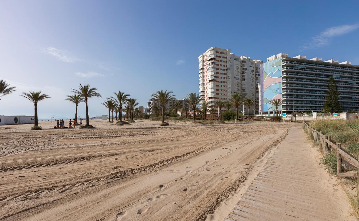 Playa de Gandia tras finalizar los trabajos de extracción de arena. 