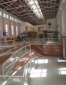 Imagen secundaria 2 - (Arriba) La adjudicataria utiliza el espacio para almacenar sus vehículos. (Abajo) Los locales del interior no prestan ningún tipo de servicio comercial o de restauración. 