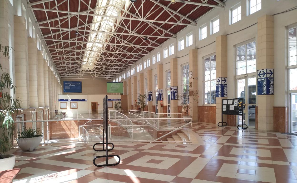 La ausencia de personas en su interior suele caracterizar el día a día de la estación. 