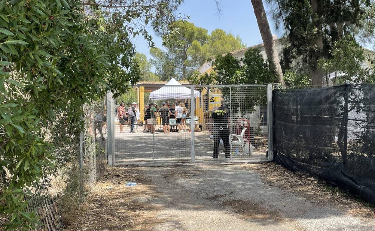 Vista de parte de la fiesta desde el exterior de la masía, este sábado por la mañana.
