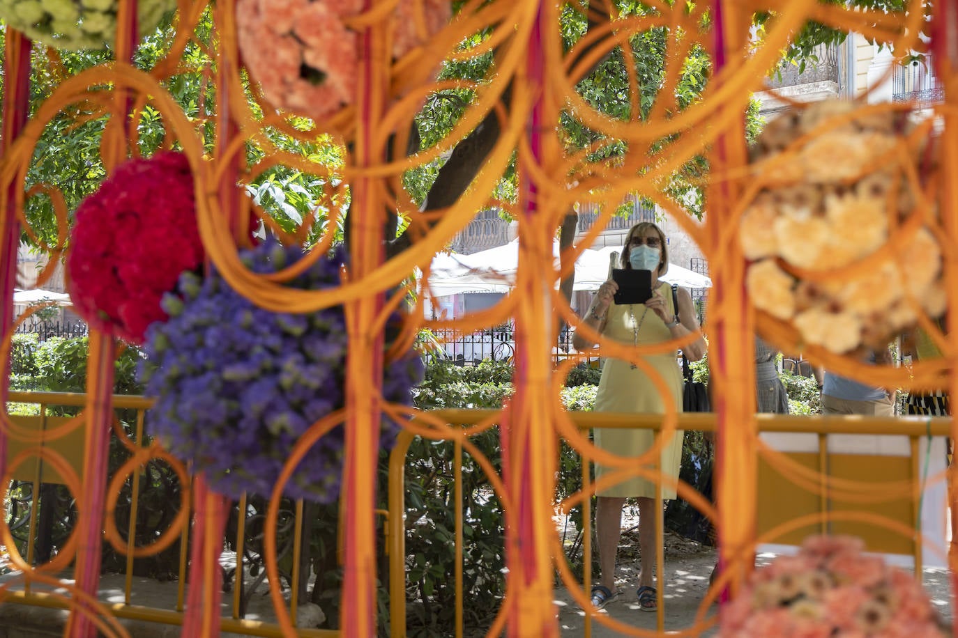 Fotos: El casco antiguo de Valencia se cubre de flores