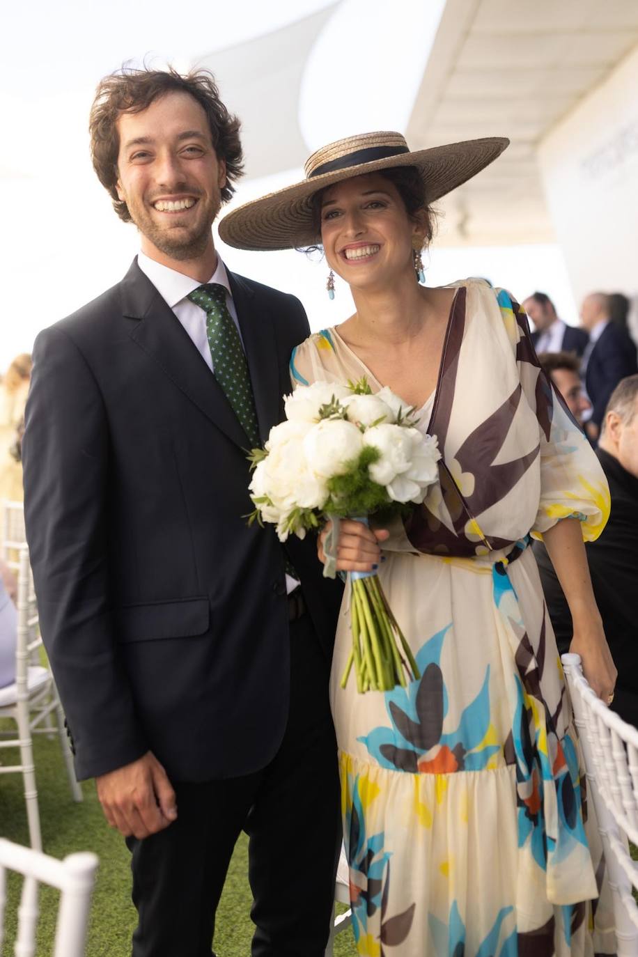 Isabel Camps, hermana del novio, con su pareja, Giovanni Bonavera, que recibieron el ramo de flores.