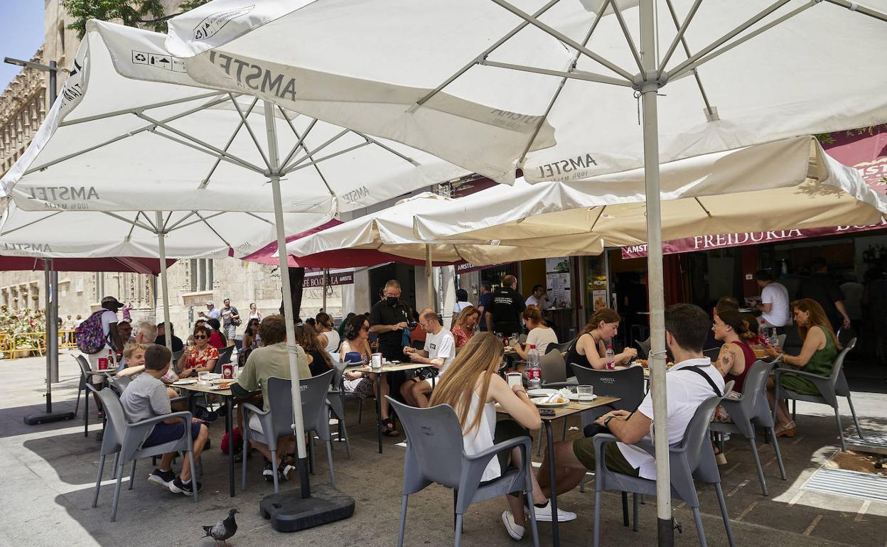 Clientes en una terraza de la ciudad de Valencia. 